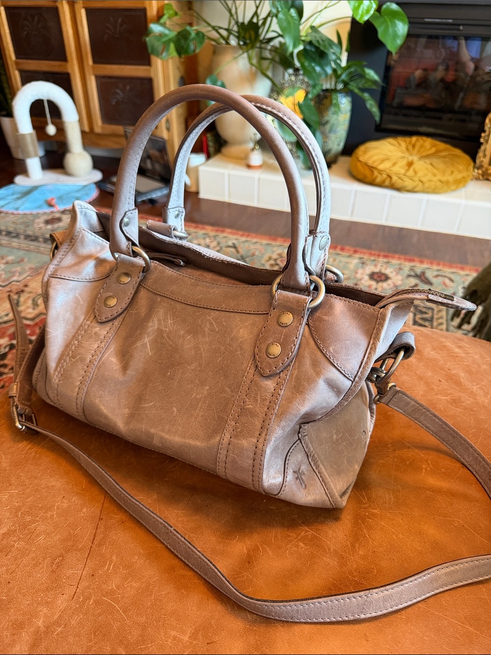 Frye Melissa Medium Leather Satchel Bag – Distressed Ice Antique / Beige